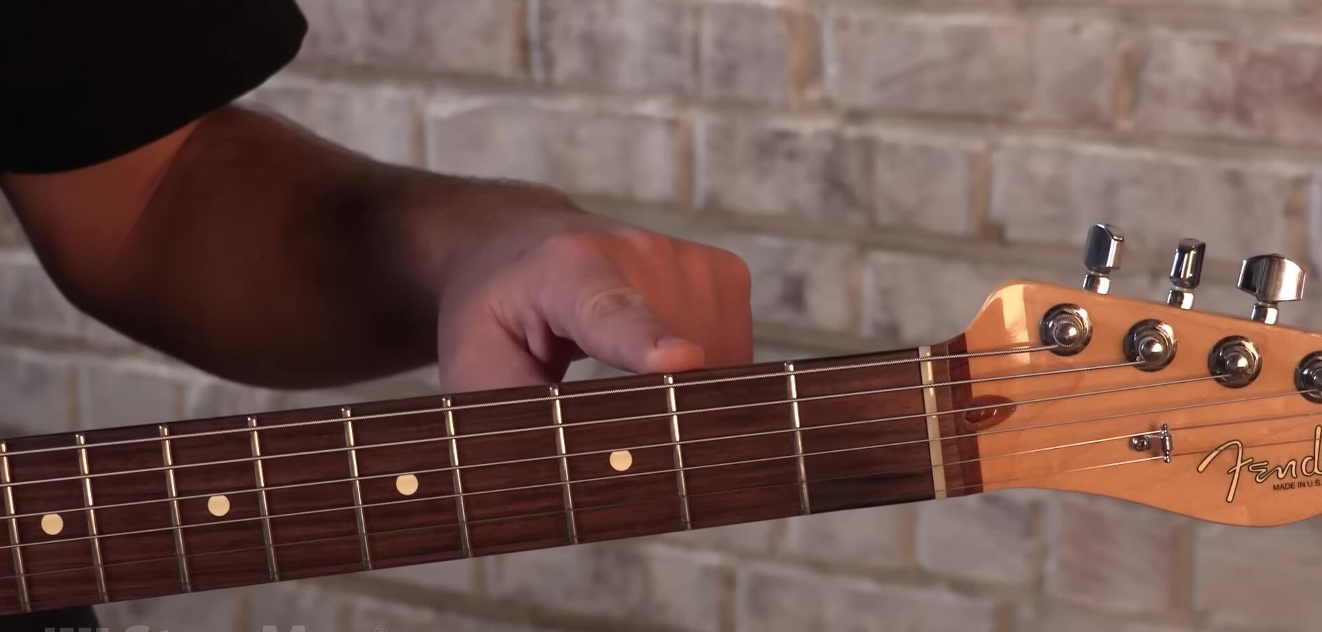 Visual demonstration of capo placement and pitch change