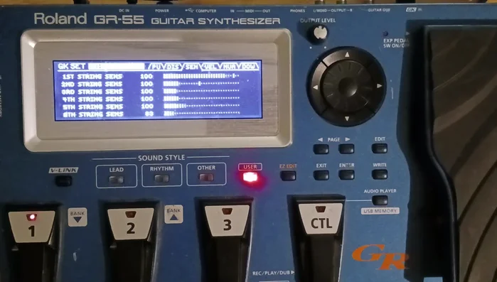 Adjust Sensitivity: Set the sensitivity for each string individually. The presenter recommends starting with the maximum setting (100) and reducing it only where necessary to reduce unwanted noise.