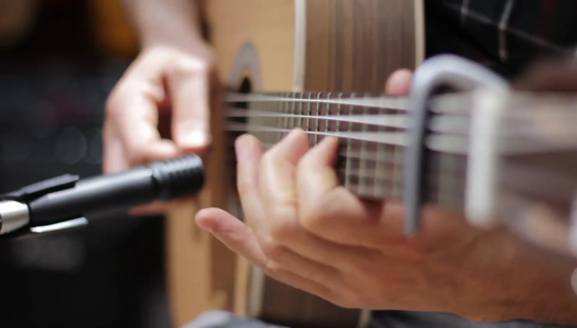 A demonstration of the G7th Newport capo's adjustment mechanism.