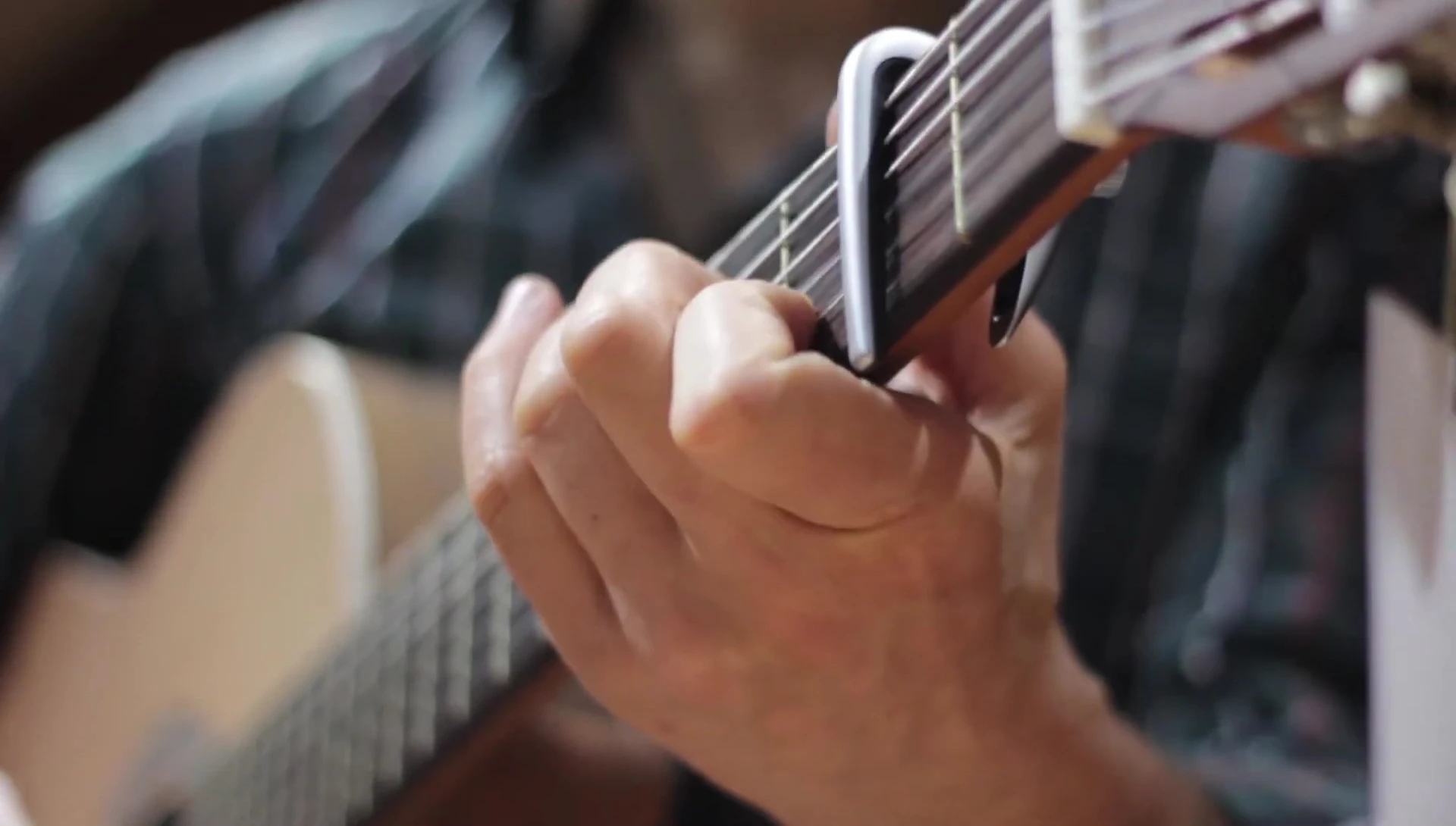 The reviewer holding the G7th Newport capo and expressing their satisfaction.