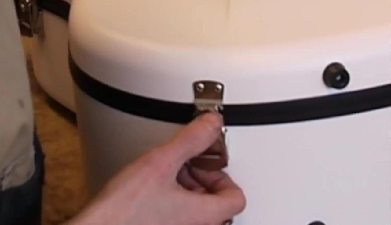 Close-up of the Visesnut case hinges.