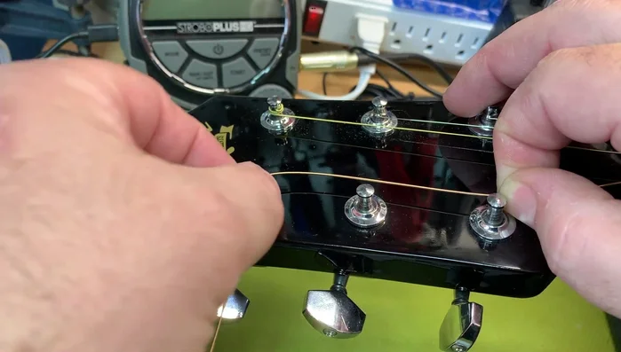 Make a 90-degree angle in the string, bend it tightly back, circle around, and come under.