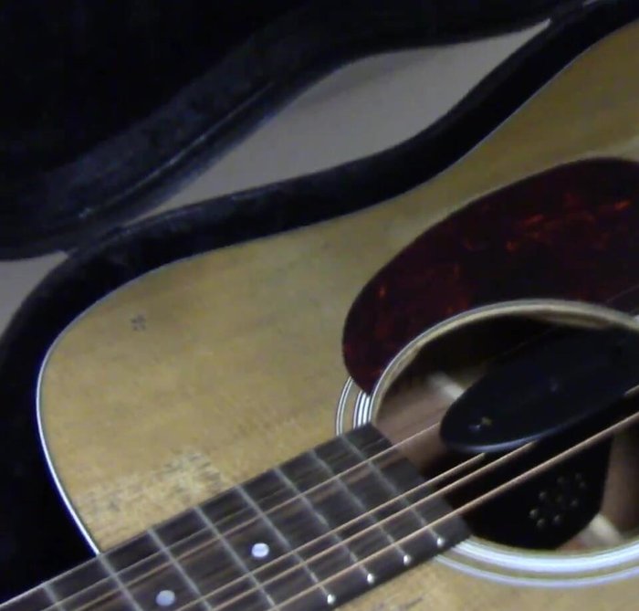 Place the humidifier inside your guitar case.