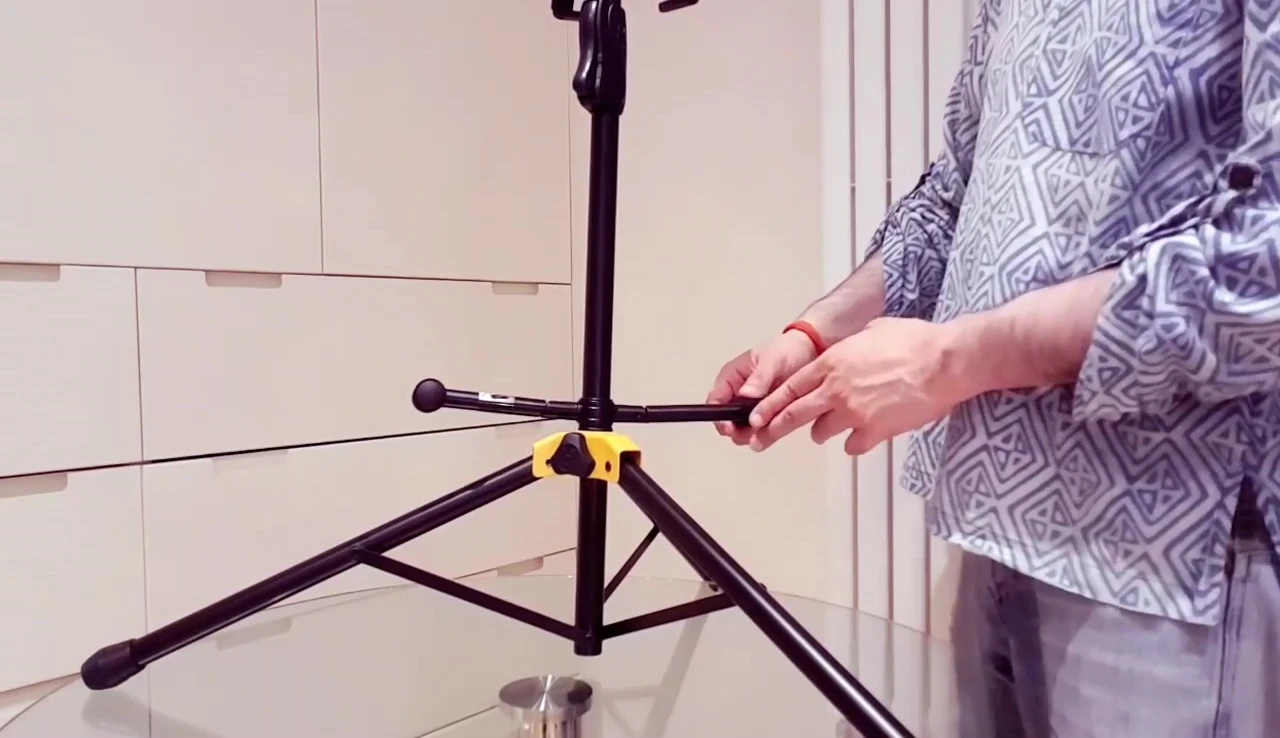 Close-up of the form-fitting ends of the backrest, preventing guitar damage.