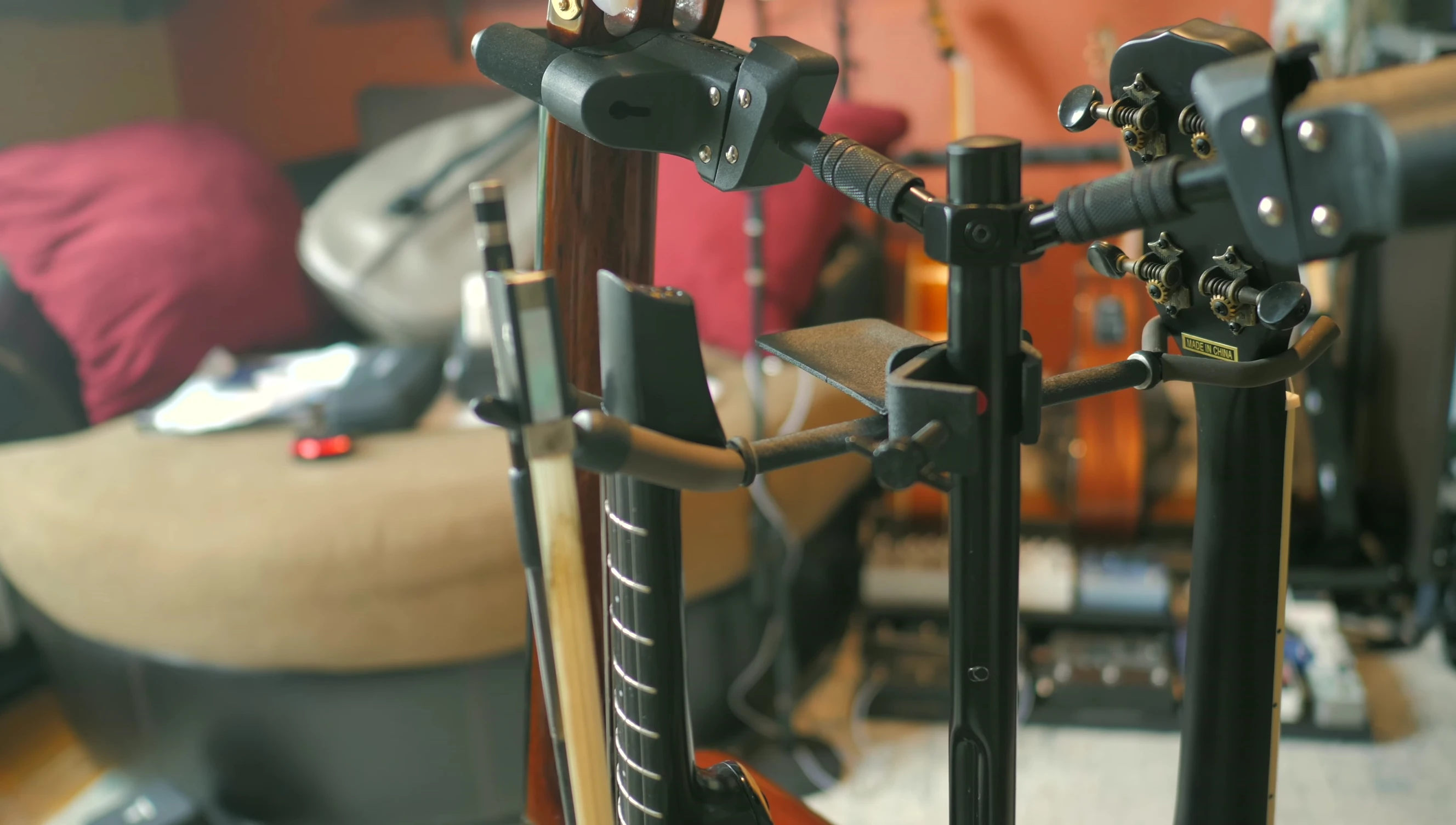 Close-up of the Hercules dual guitar stand.