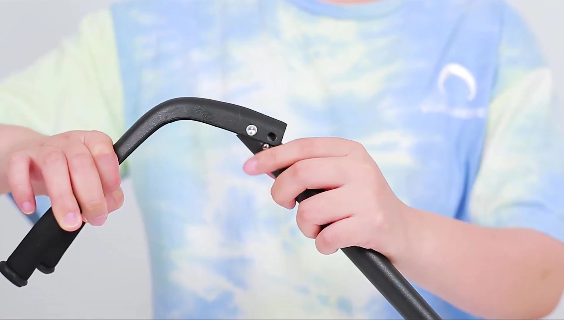 Detail of the rubberized grips and adjustable arms