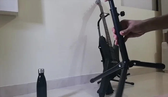 Attaching the middle support: Loosen the screw, attach to the base, adjust height, and tighten the screw.