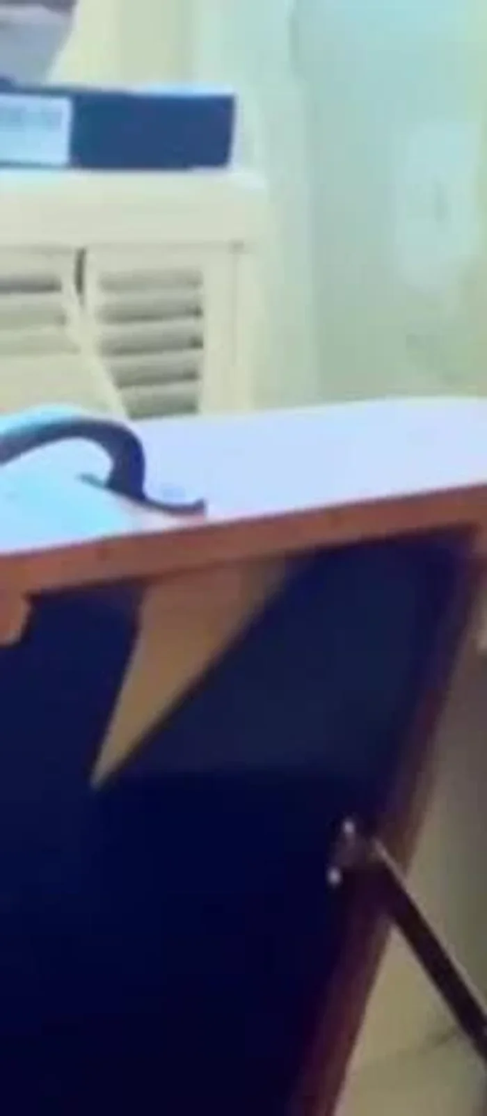 Showing how to easily open the capo to adjust tension.