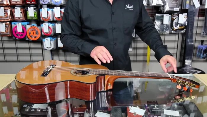 Stretch the string 8-10 centimeters several times to ensure it's tight and in tune. Repeat this process until the pitch no longer drops after stretching.