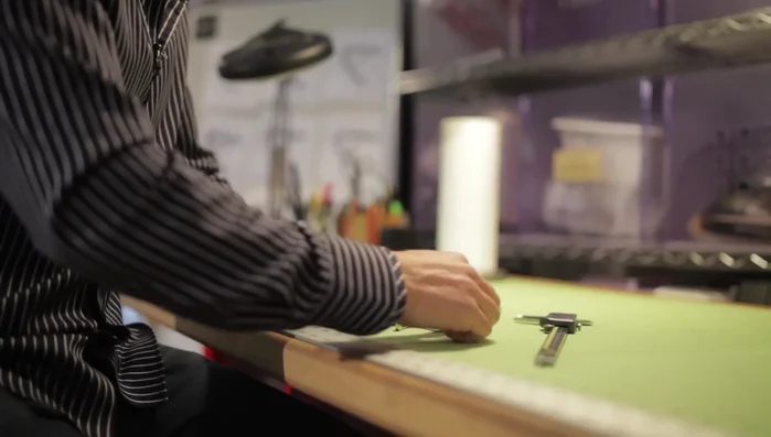 The Theia Capo's solution is to include a tuning kit with interchangeable fret pads. This allows you to select a fret pad that closely matches your guitar's fretboard radius.